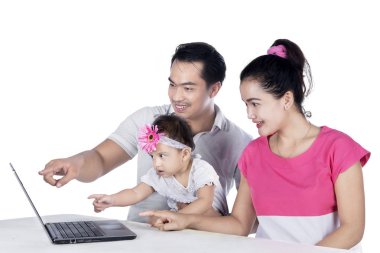 Dizüstü bilgisayar kullanarak çocuk öğretim anne