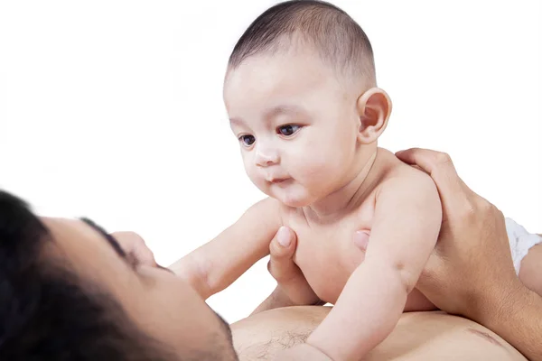 Curioso neonato guarda suo padre — Foto Stock