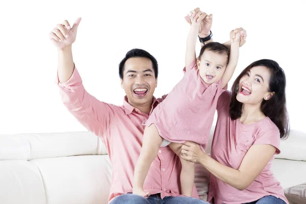 Schattige dochter en ouders spelen op Bank — Stockfoto