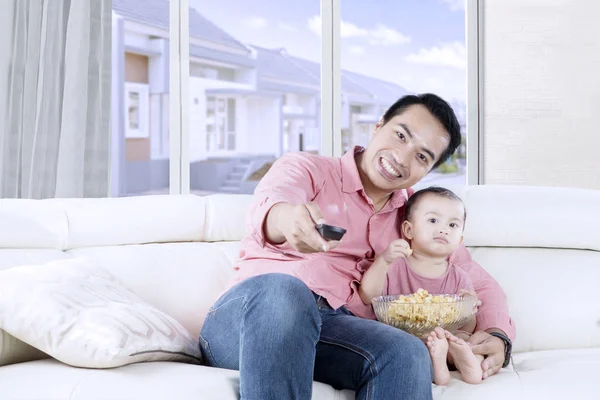 Papá y su hija viendo televisión — Foto de Stock