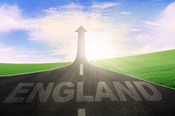 Slovo Anglie na silnici s šipkou nahoru — Stock fotografie
