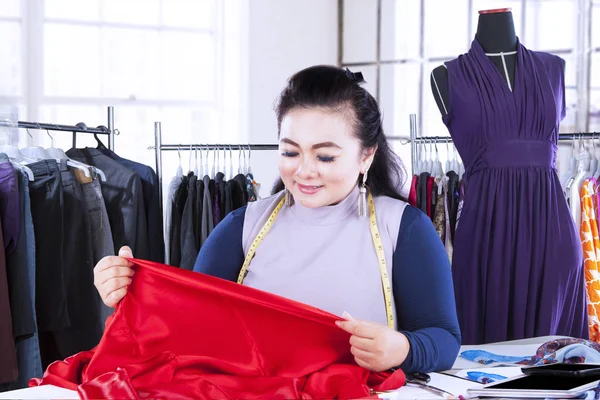 Diseñador de moda mirando material textil — Foto de Stock