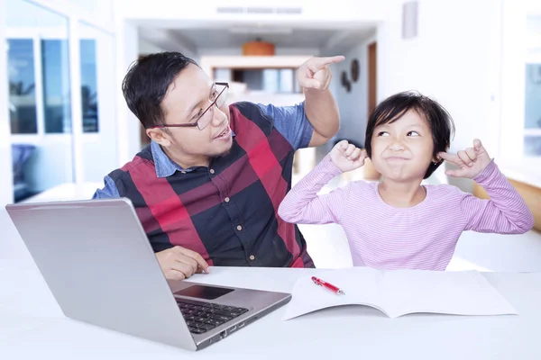 Vader scolding zijn dochter om te studeren — Stockfoto