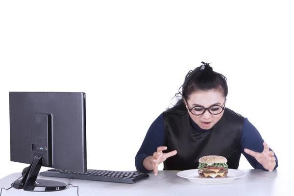 Mujer mujer de negocios buscando hamburguesa — Foto de Stock