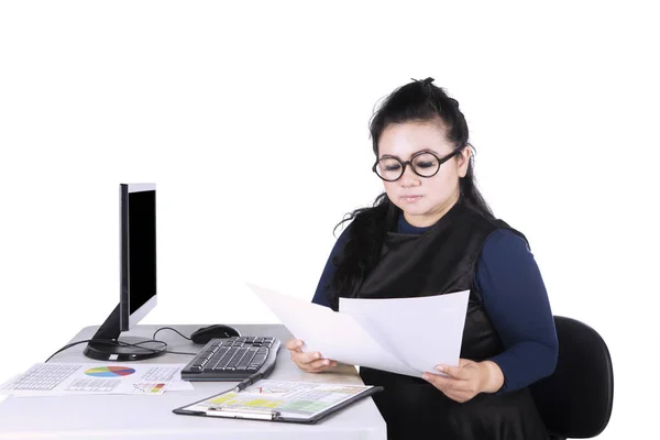 Vrouwelijke ondernemer lezing papierwerk — Stockfoto