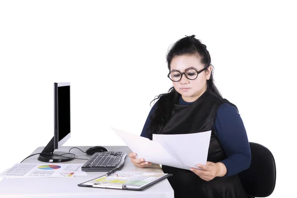 Empresária mulher a ler papelada — Fotografia de Stock