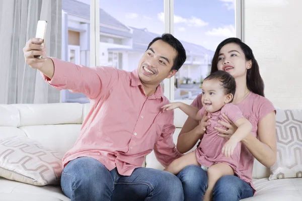 Aziatische en gelukkige familie maakt selfie foto — Stockfoto