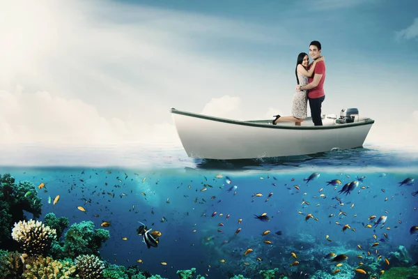 Szczęśliwa para przytulanie na łodzi — Zdjęcie stockowe