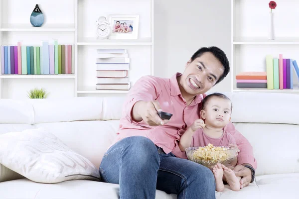 Feliz pai e filha assistindo TV — Fotografia de Stock