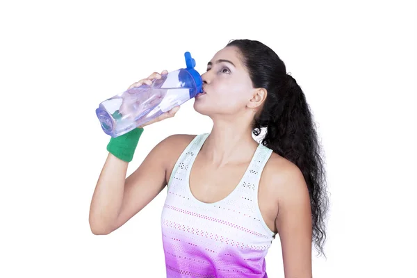 Индианка пьет воду на бутылке — стоковое фото