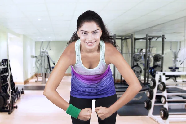 Indiase vrouw poseren in fitnesscentrum — Stockfoto