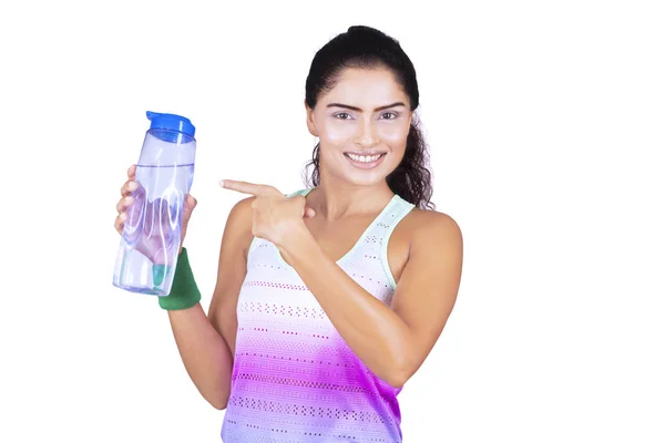 Mujer india de pie con botella en el estudio — Foto de Stock