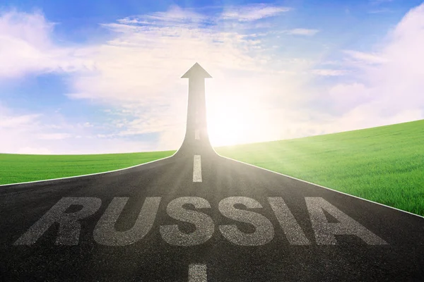 Rusia palabra con flecha hacia arriba en el camino — Foto de Stock