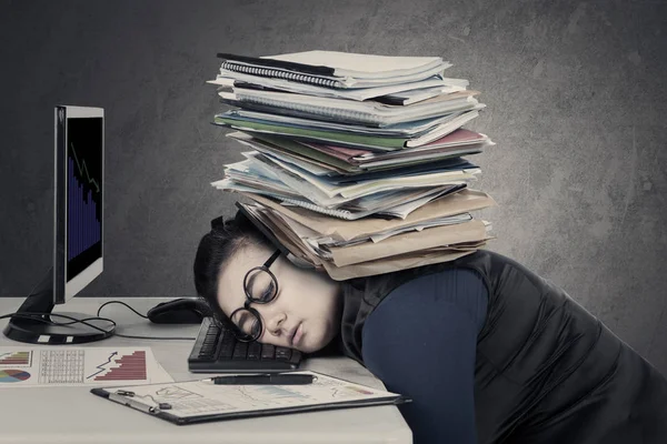 Mulher estressante dorme no teclado — Fotografia de Stock