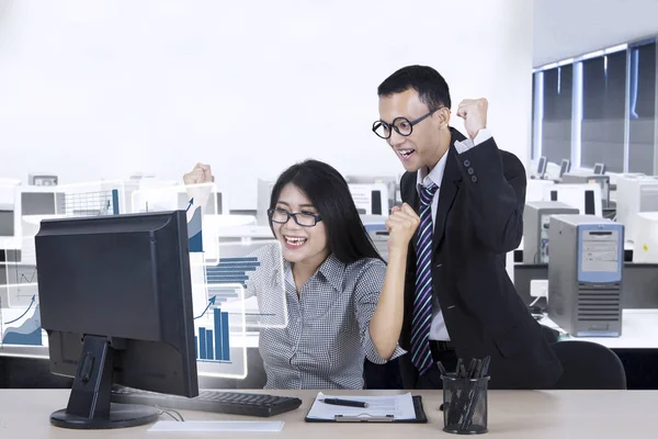 Equipe de negócios bem sucedida com gráfico financeiro — Fotografia de Stock