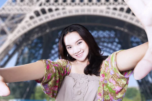 Adolescente toma foto selfie en la torre eiffel — Foto de Stock