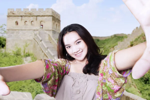 Teenage takes selfie picture at great wall — Stock Photo, Image