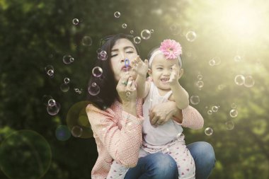 Üfleme sabun köpüğü genç anne 