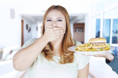 Genç kadın kapalı ağız aperatifler için 