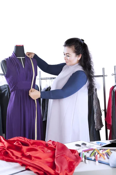 Joven diseñador de moda midiendo una ropa — Foto de Stock