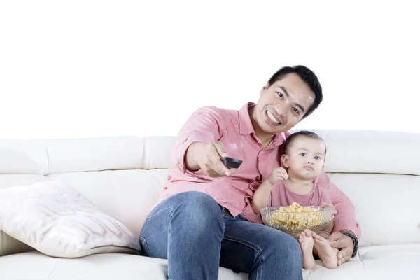 Jovem e filha assistindo TV — Fotografia de Stock
