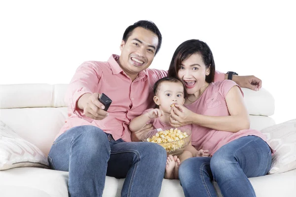 Młodzi rodzice i córka oglądania telewizji — Zdjęcie stockowe