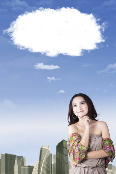 Junge Frau träumt mit Blasenwolke — Stockfoto