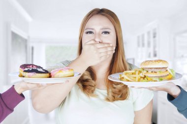 Güzel kadın kalori gıda için ağız kapalı 