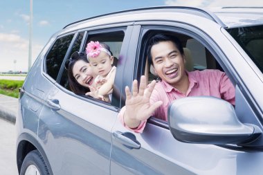 Mutlu aile araba pencereden dışarı bakarak