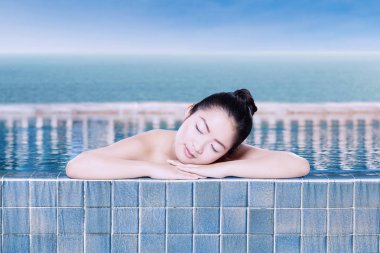 Elleri havuzu üzerinde yalan modeli