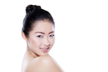 Studio kameraya gülümseyen modeli