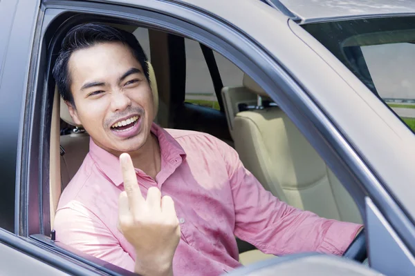 Homem de negócios irritado mostra dedo médio — Fotografia de Stock