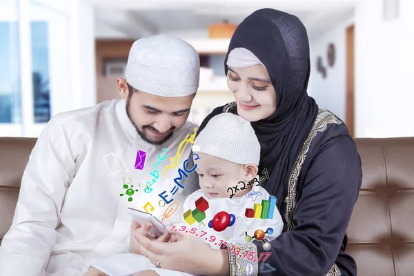阿拉伯父母给的教育在智能手机上 — 图库照片