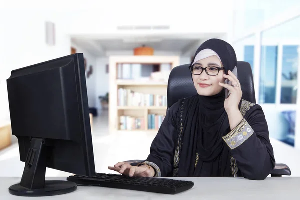 Arabo donna che lavora a casa — Foto Stock