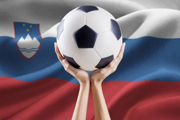 Brazos sosteniendo la pelota con bandera de Eslovenia —  Fotos de Stock