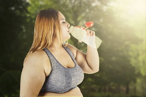 Blonde woman drink water — Stock Photo, Image