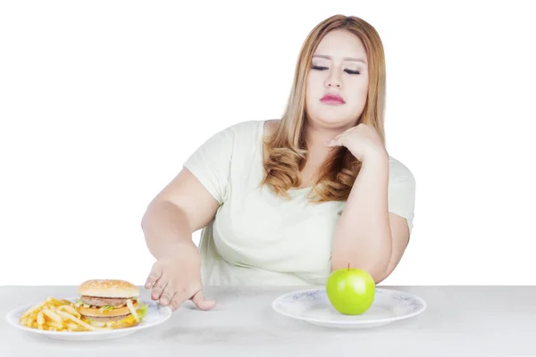 Blonde vrouw weigert hamburger — Stockfoto