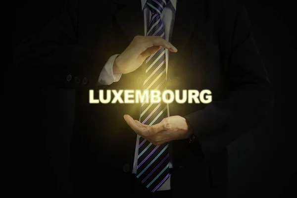 Biznesmen, trzymając słowo Luksemburg — Zdjęcie stockowe