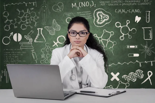 Médico de confianza y garabatos en la pizarra — Foto de Stock