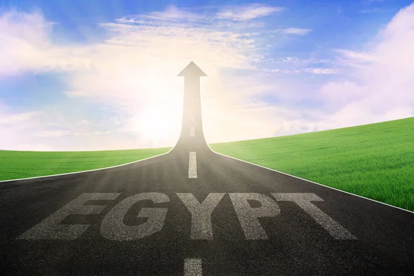 Slovo Egypt s šipkou nahoru na asfaltové silnici — Stock fotografie