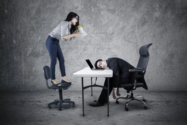 Empresario gritando a empleado cansado —  Fotos de Stock