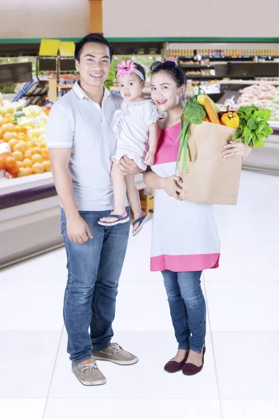सुपरमार्केट में परिवार शॉपिंग सब्जियां — स्टॉक फ़ोटो, इमेज