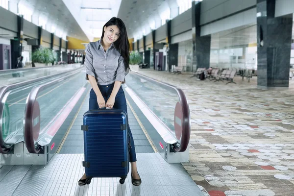 Unternehmerin steht am Flughafen — Stockfoto