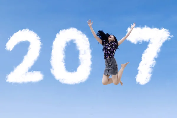 Zufriedene Geschäftsfrau springt mit 2017 auf — Stockfoto