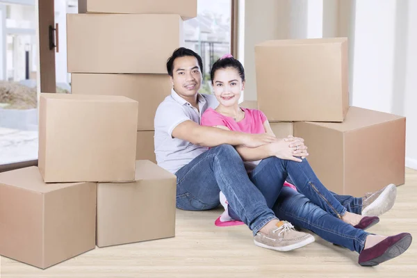 Feliz hombre y mujer sentados en el suelo — Foto de Stock