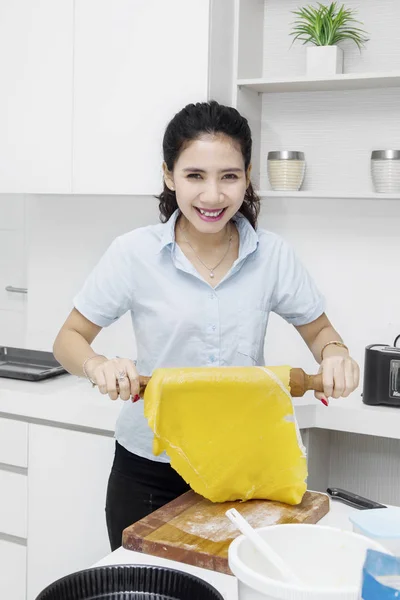 Щаслива жінка котиться пиріг тісто — стокове фото