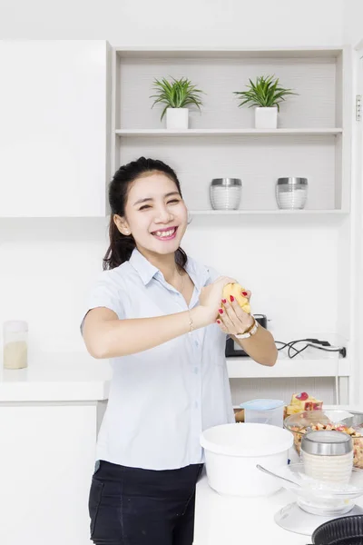 Ama de casa cocinando pastel de manzana en la cocina — Foto de Stock
