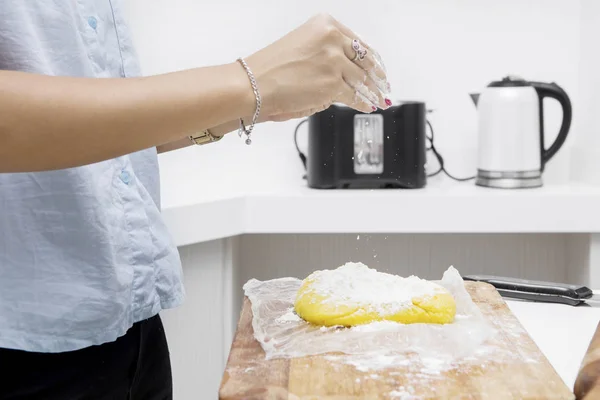 Домогосподарка поливає борошно для пирога — стокове фото