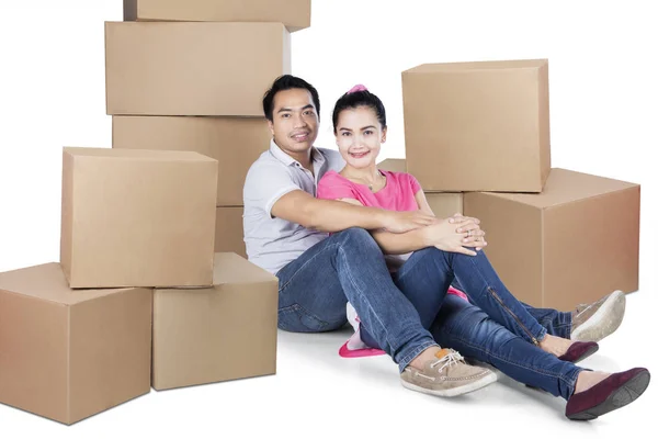 Husband and wife sitting with box — Stock Photo, Image