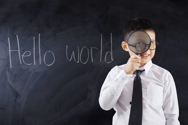 Kid met Vergrootglas en de tekst Hello World — Stockfoto